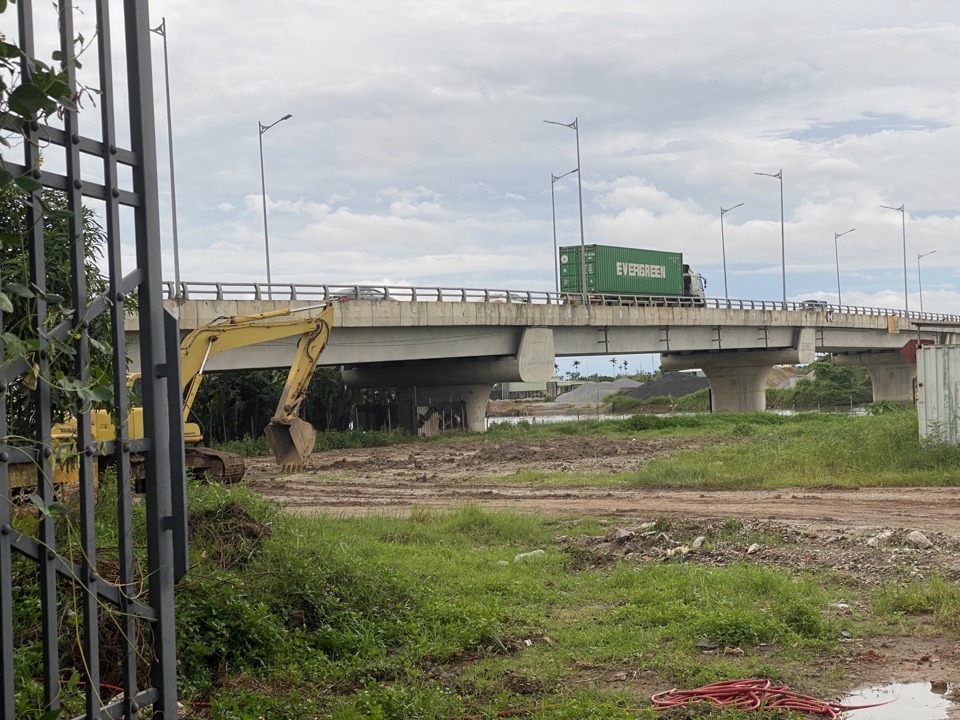 B&atilde;i tập kết vật liệu tr&aacute;i ph&eacute;p nằm trong h&agrave;nh lang bảo vệ đ&ecirc;, h&agrave;nh lang tho&aacute;t lũ s&ocirc;ng Th&aacute;i B&igrave;nh. Ảnh Hải Yến