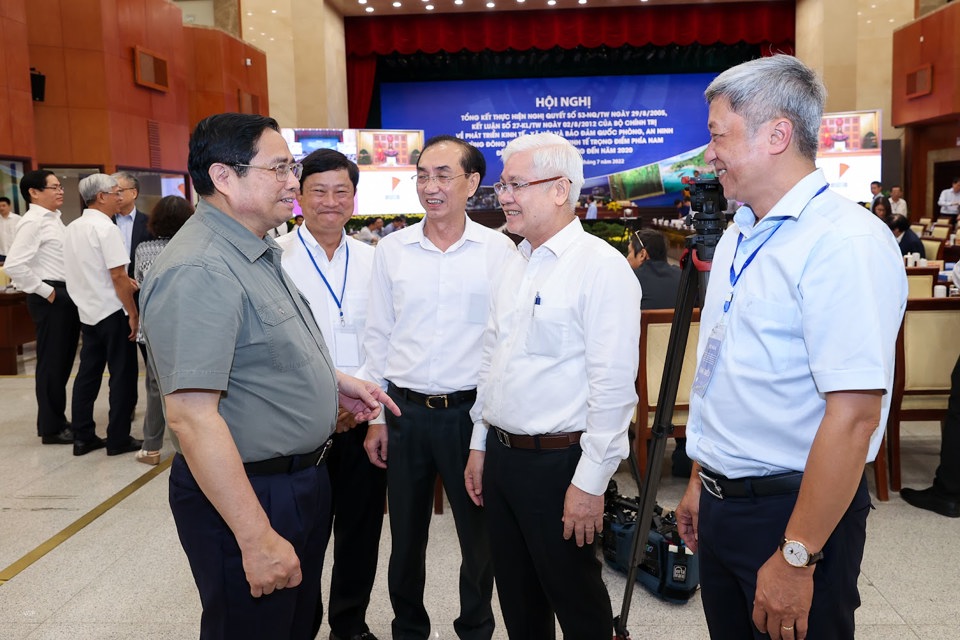 Thủ tướng Phạm Minh Ch&iacute;nh trao đổi với c&aacute;c đại biểu tham dự Hội nghị - Ảnh: VGP/Nhật Bắc