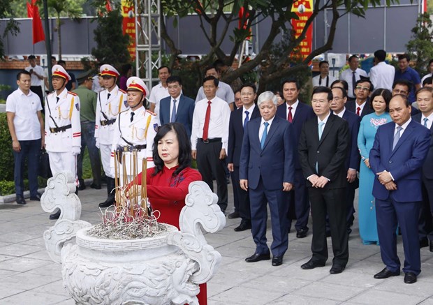 B&iacute; thư Tỉnh ủy Bắc Ninh Đ&agrave;o Hồng Lan d&acirc;ng hương tại Khu di t&iacute;ch lưu niệm Tổng B&iacute; thư Nguyễn Văn Cừ, phường Ph&ugrave; Kh&ecirc;, th&agrave;nh phố Từ Sơn, tỉnh Bắc Ninh.&nbsp;(Ảnh: Thống Nhất/TTXVN)