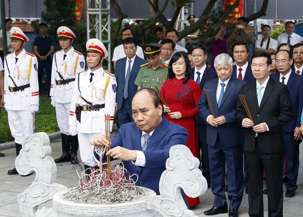 Chủ tịch nước Nguyễn Xu&acirc;n Ph&uacute;c d&acirc;ng hương tại Khu di t&iacute;ch lưu niệm Tổng B&iacute; thư Nguyễn Văn Cừ, phường Ph&ugrave; Kh&ecirc;, th&agrave;nh phố Từ Sơn, tỉnh Bắc Ninh.&nbsp;(Ảnh: Thống Nhất/TTXVN)(Ảnh: Thống Nhất/TTXVN)