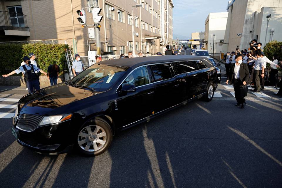 Xe chở thi thể cựu thủ tướng rời bệnh viện Nara ở Kashihara đến tư gia của &ocirc;ng ở Tokyo ng&agrave;y 9/7. Ảnh: Reuter