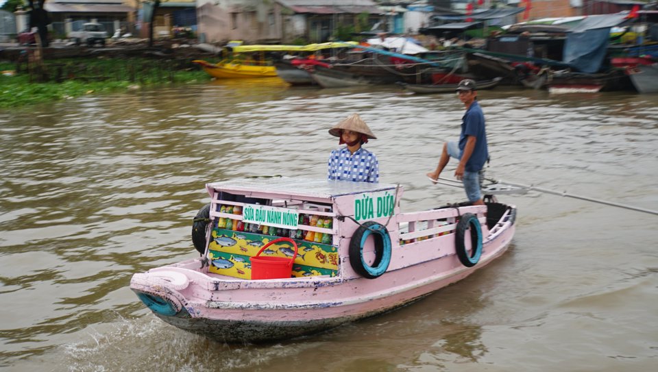 H&agrave;ng h&oacute;a của chợ nổi v&ocirc; c&ugrave;ng phong ph&uacute; v&agrave; đa dạng, ngay từ thời xa xưa hoạt động mua b&aacute;n, trao đổi h&agrave;ng h&oacute;a nơi đ&acirc;y đ&atilde; kh&ocirc;ng chỉ phục vụ cho giới thương hồ m&agrave; c&ograve;n cung ứng cho người d&acirc;n địa phương, với c&aacute;c nh&oacute;m h&agrave;ng h&oacute;a như: tr&aacute;i c&acirc;y; rau củ; hoa, kiểng; h&agrave;ng thủ c&ocirc;ng gia dụng; h&agrave;ng thực phẩm; h&agrave;ng gia dụng v&agrave; thiết yếu&hellip;