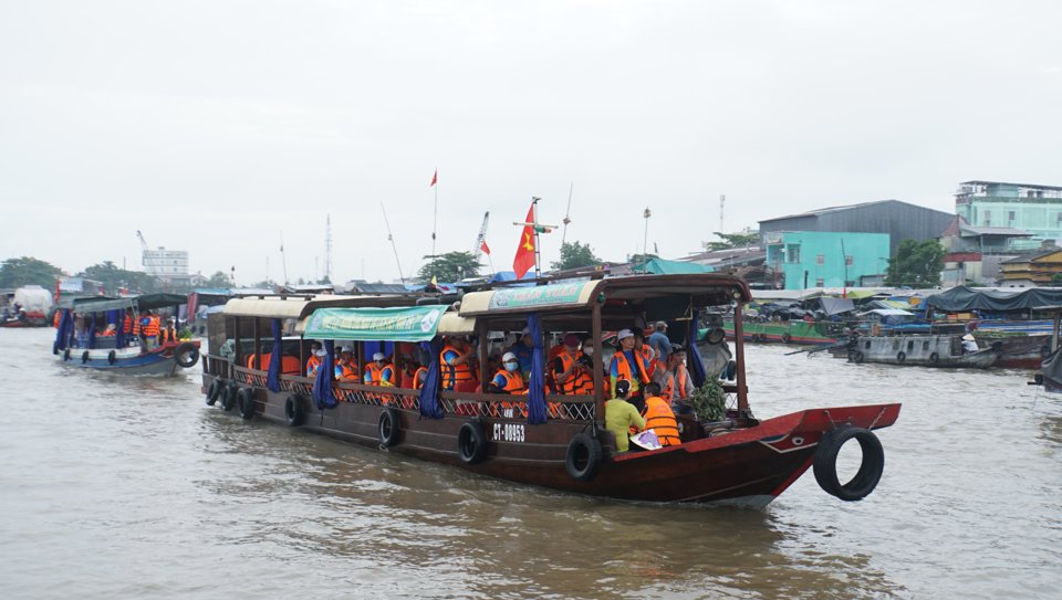 Diễu h&agrave;nh tr&ecirc;n s&ocirc;ng.