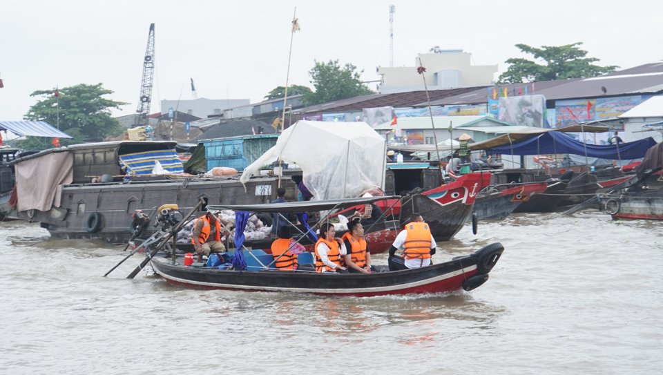 Du kh&aacute;ch tham quan chợ nổi.