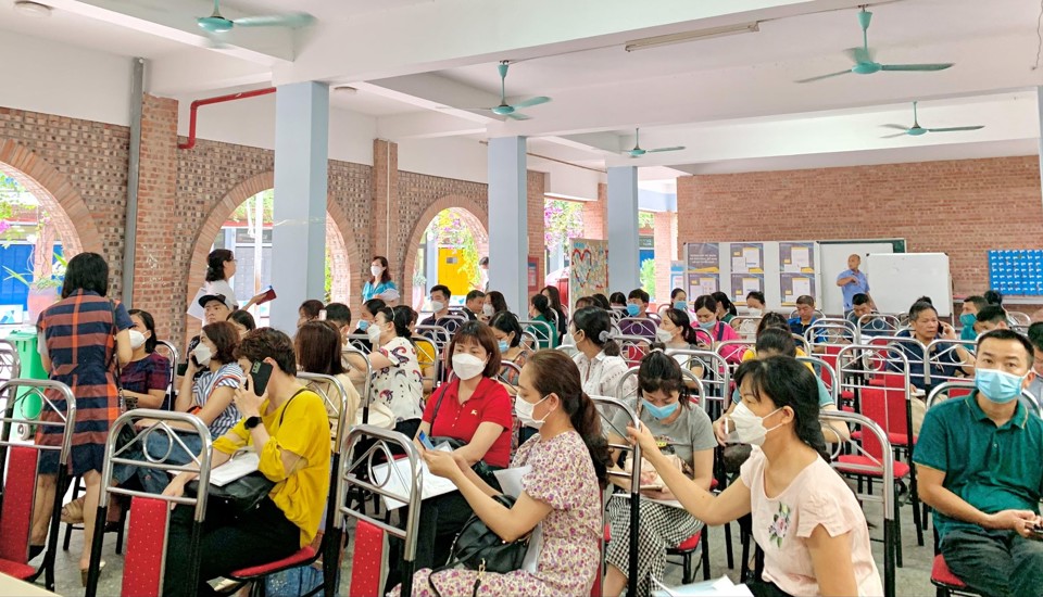 Đông đảo phụ huynh đến trường THCS & THPT Lương Thế Vinh (cơ sở Tân Triều) làm thủ tục nhập học lớp 10 cho con vào ngày 9/7 (Ảnh: FBNT)