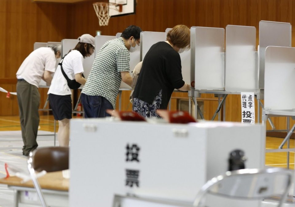 C&aacute;c cử tri điền v&agrave;o l&aacute; phiếu trong cuộc bầu cử Hạ viện Nhật Bản tại một điểm bỏ phiếu ở Osaka, miền t&acirc;y Nhật Bản, v&agrave;o ng&agrave;y 10/7/2022. Ảnh: Kyodo