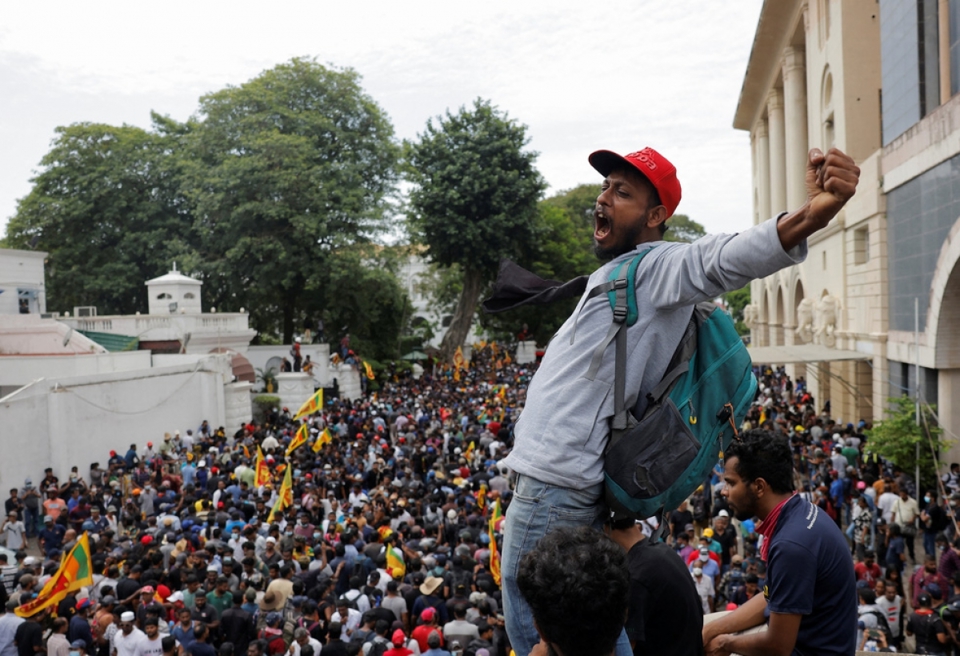 Hơn 100.000 người biểu t&igrave;nh tập trung ngo&agrave;i tư dinh&nbsp;Tổng thống Gotabaya Rajapaksa k&ecirc;u gọi &ocirc;ng từ chức. Ảnh: Reuters