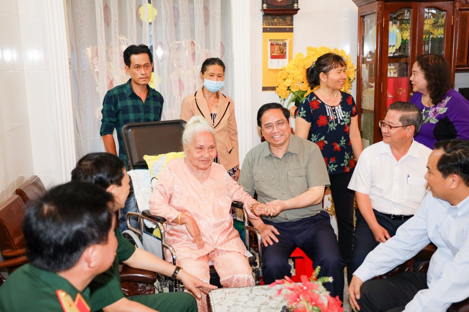 Thủ tướng Ch&iacute;nh phủ thăm Mẹ Việt Nam Anh h&ugrave;ng L&ecirc; Thị B&igrave;nh ở quận Ninh Kiều. Ảnh: CTV