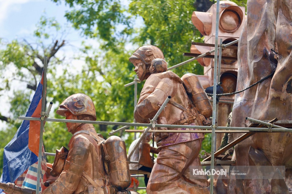 Cận cảnh thi công tượng đài chiến sĩ CSGT và PCCC tại công viên Thống Nhất - Ảnh 1