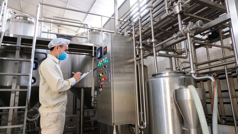 Giám sát quy trình sản xuất bằng thiết bị công nghệ tại Hợp tác xã Chế biến sữa bò Phù Đổng (huyện Gia Lâm). Ảnh: Lâm Nguyễn