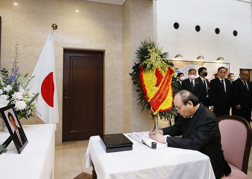 Chủ tịch nước Nguyễn Xu&acirc;n Ph&uacute;c ghi sổ tang tưởng niệm cố Thủ tướng Nhật Bản Abe Shinzo. Ảnh: TTXVN