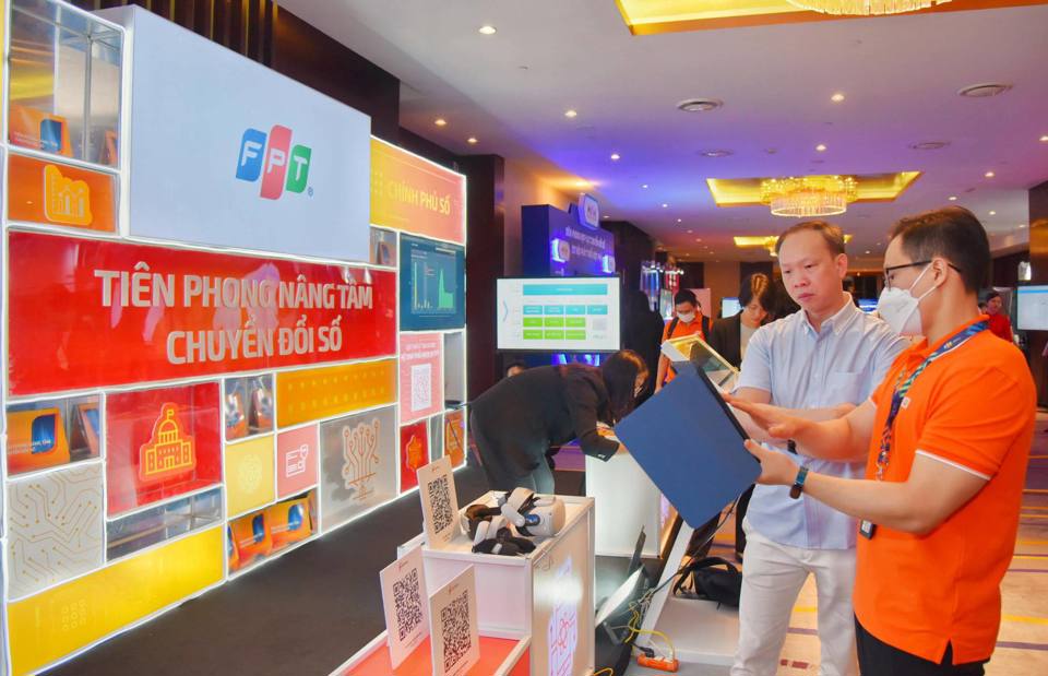 Khách hàng tìm hiểu giải pháp FPT.AI tại Diễn đàn Vietnam-ASIA DX Summit 2022. Ảnh: Hiền Minh