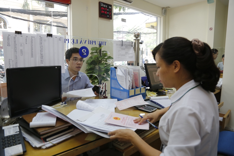 Làm thủ tục hành chính tại Văn phòng đất đai Hà Nội. Ảnh: Hải Linh