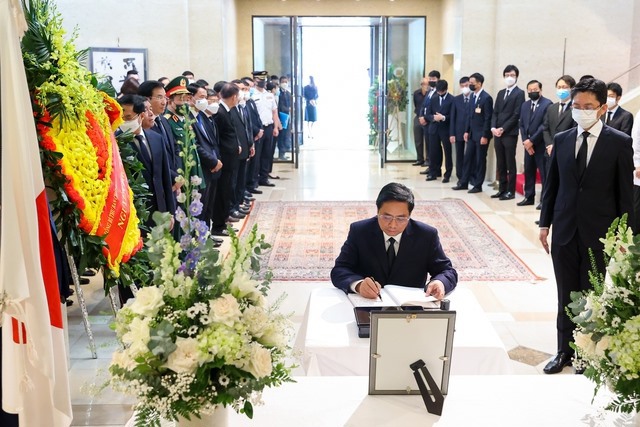 Thủ tướng Phạm Minh Ch&iacute;nh ghi sổ tang tưởng niệm cố Thủ tướng Nhật Bản Abe Shinzo. Ảnh: VGP