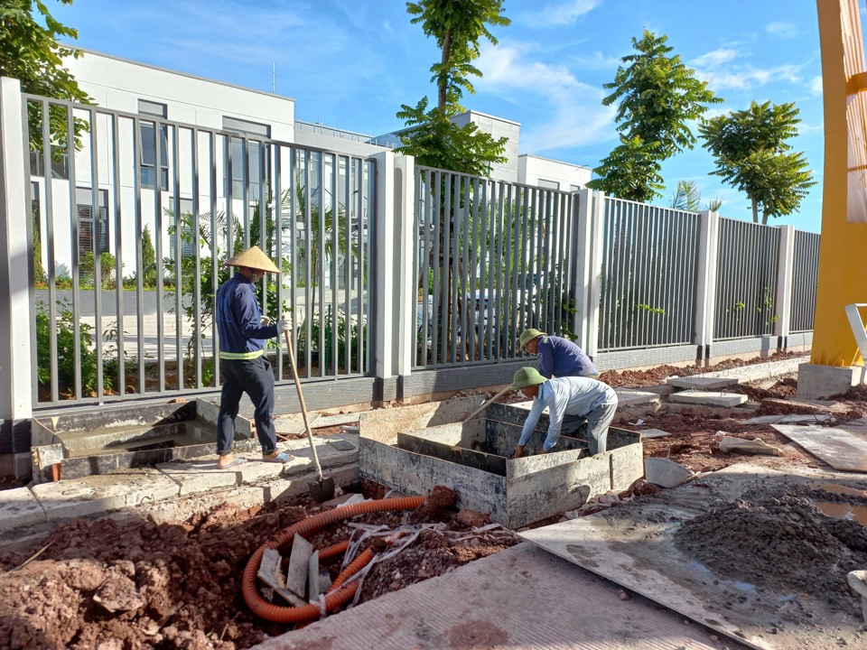 Những ng&agrave;y n&agrave;y, kh&ocirc;ng kh&iacute; l&agrave;m việc tr&ecirc;n c&ocirc;ng trường thi c&ocirc;ng dự &aacute;n cao tốc Ti&ecirc;n Y&ecirc;n - M&oacute;ng C&aacute;i khẩn trương với 3 ca li&ecirc;n tục. Hiện, tiến độ thi c&ocirc;ng to&agrave;n tuyến đ&atilde; đạt hơn 92% khối lượng c&ocirc;ng việc. Ảnh: Bảo Th&agrave;nh.