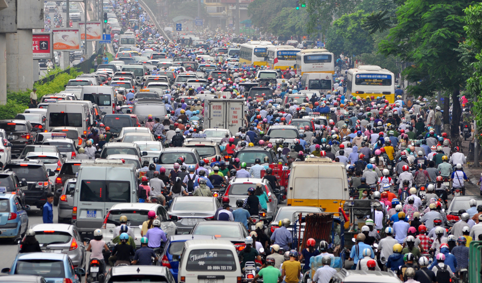 Ùn tắc giao thông vào giờ cao điểm trên đường Nguyễn Trãi, quận Thanh Xuân. Ảnh: Phạm Hùng