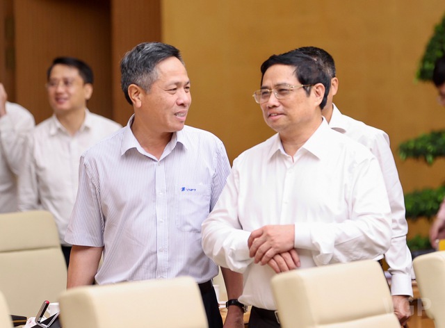 Thủ tướng Phạm Minh Ch&iacute;nh c&ugrave;ng c&aacute;c đại biểu tham dự cuộc l&agrave;m việc.