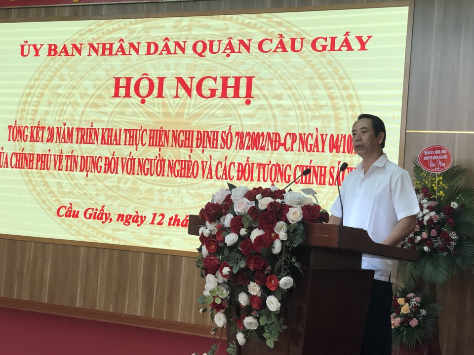 Ph&oacute; B&iacute; thư Thường trực quận ủy, Chủ tịch HĐND quận Cầu Giấy Nguyễn Văn Chiến ph&aacute;t biểu tại hội nghị.