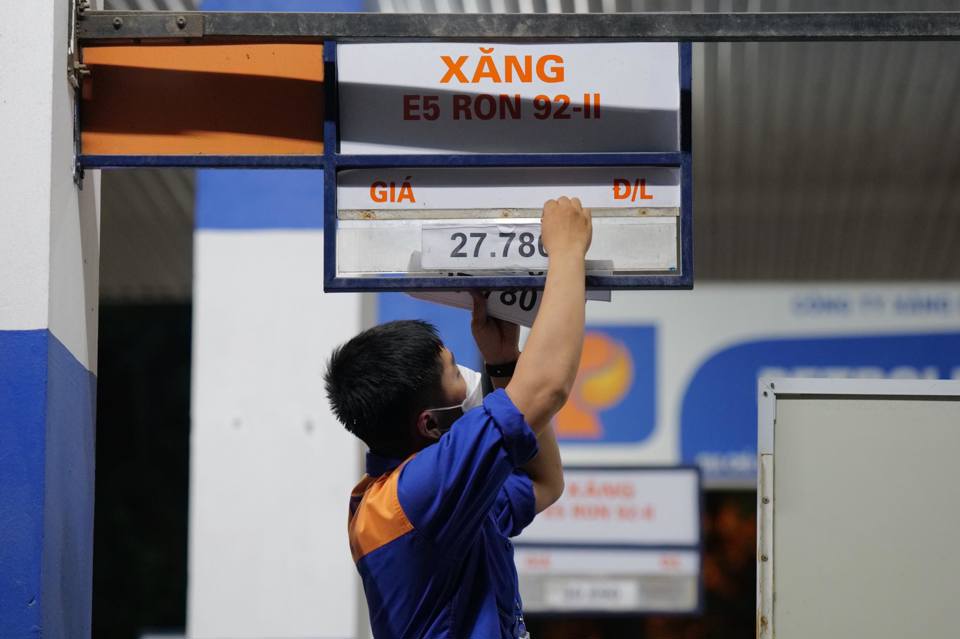 Nhân viên cửa hàng xăng dầu trên đường 70, quận Hà Đông điều chỉnh lại bảng giá xăng, dầu vào tối ngày 10/7. Ảnh: Công Hùng