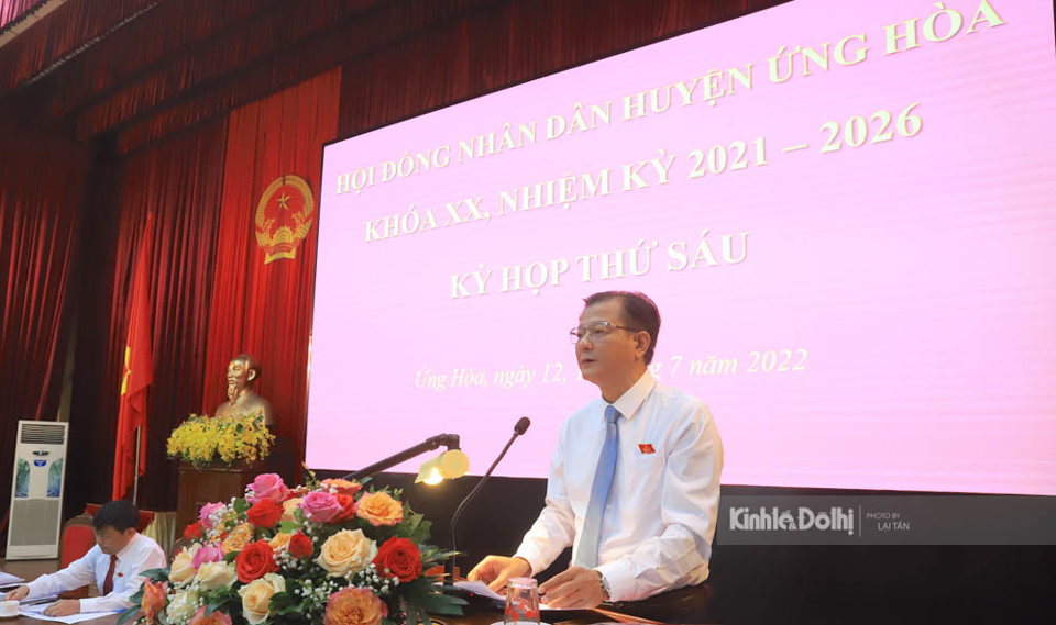 Chủ tịch HĐND huyện Ứng Ho&agrave; Nguyễn Ch&iacute; Viễn ph&aacute;t biểu tại kỳ họp.