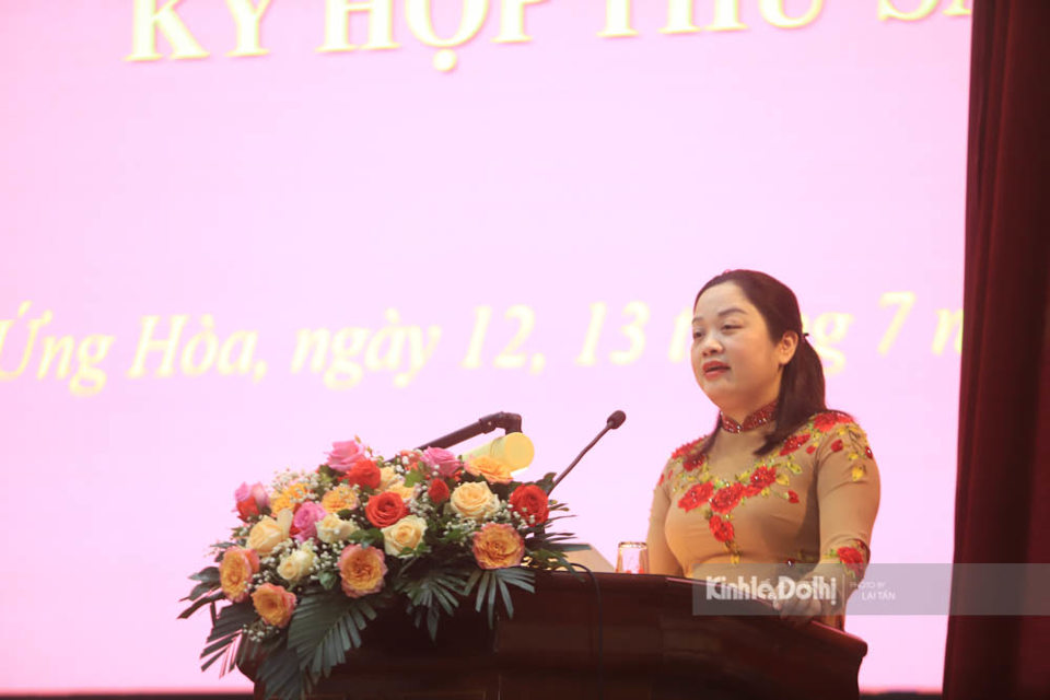B&iacute; thư huyện uỷ Ứng Ho&agrave; B&ugrave;i Thị Thu Hiền ph&aacute;t biểu tại kỳ họp.
