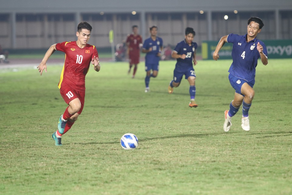Một pha lên bóng của đội U19 Việt Nam trong trận gặp U19 Thái Lan. Ảnh: Ngọc Tú