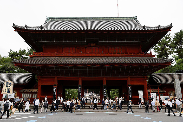 Người d&acirc;n đổ về Đền Zojoji để dự đ&aacute;m tang của cựu Thủ tướng Shinzo Abe h&ocirc;m 12/7. Ảnh: CNN