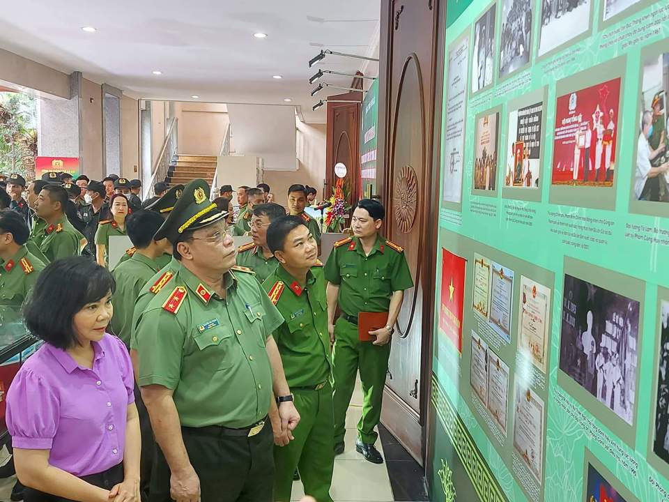 Trung tướng Nguyễn Hải Trung c&ugrave;ng c&aacute;c đại biểu tham quan triển l&atilde;m.