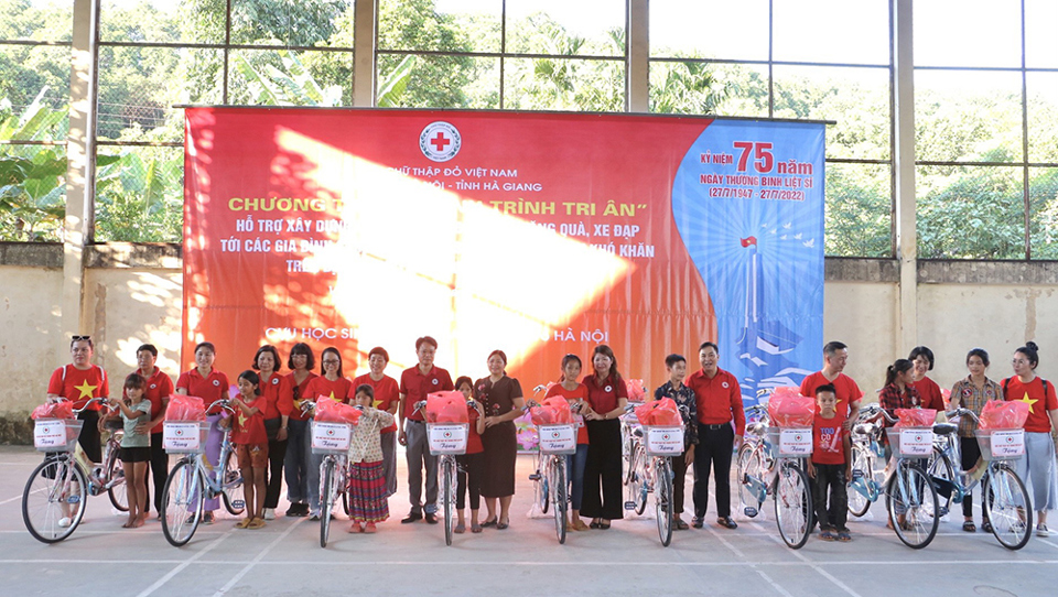 Đo&agrave;n c&ocirc;ng t&aacute;c trao tặng xe đạp cho học sinh tại tỉnh H&agrave; Giang.