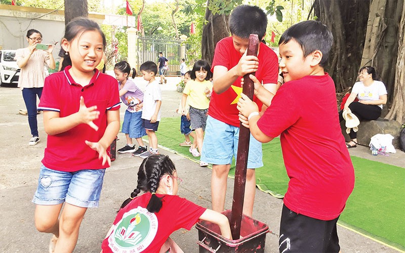 C&aacute;c em học sinh tham gia thử th&aacute;ch "đ&oacute;ng cọc Bạch &ETH;ằng&rdquo;.