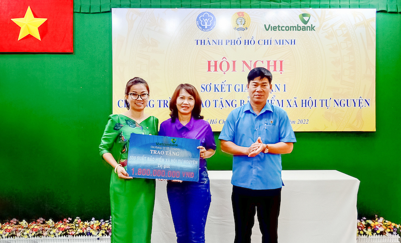 Vietcombank TP Hồ Ch&iacute; Minh tiếp tục ủng hộ 2,2 tỷ đồng hỗ trợ đo&agrave;n vi&ecirc;n kh&oacute; khăn.