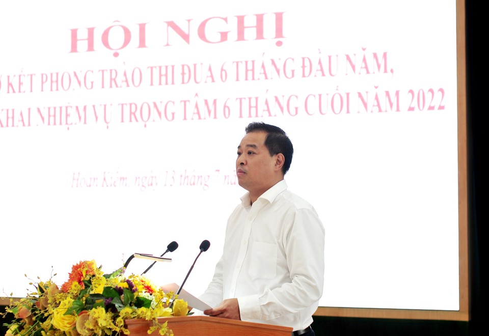 Ph&oacute; B&iacute; thư Thường trực Quận ủy Ho&agrave;n Kiếm Đinh Hồng Phong ph&aacute;t biểu tại Hội nghị
