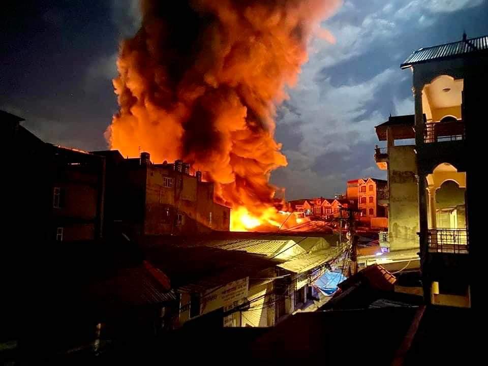 Bắc Ninh: Cháy lớn ở chợ Đọ Xá lúc rạng sáng  - Ảnh 1