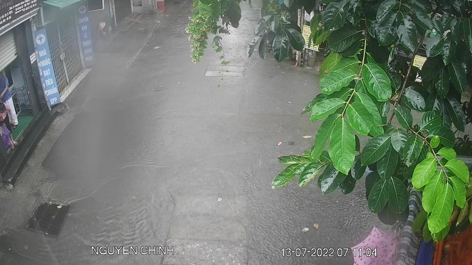 Phố Nguyễn Ch&iacute;nh ngập trong mưa lớn s&aacute;ng 13/7.