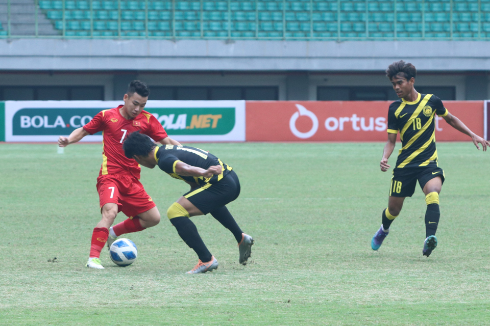 U19 Việt Nam gặp kh&oacute; khăn trước U19 Malaysia. Ảnh: VFF.