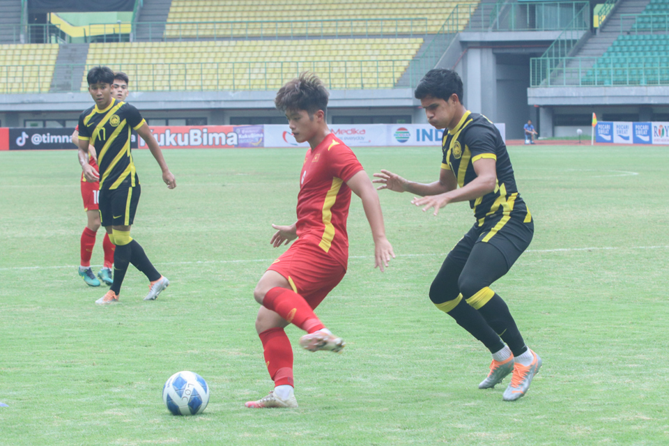 U19 Việt Nam đối đầu với U19 Malaysia ở trận b&aacute;n kết 1 giải U19 Đ&ocirc;ng Nam &Aacute; 2022. Ảnh: VFF.