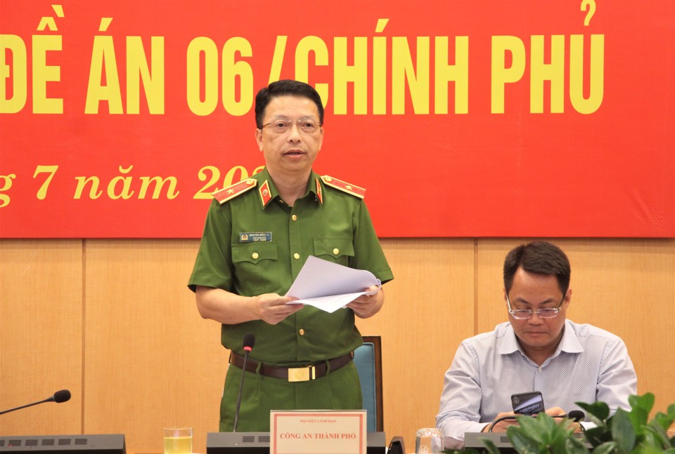 Thiếu tướng Nguyễn Hồng Ky, Ph&oacute; Gi&aacute;m đốc C&ocirc;ng an TP H&agrave; Nội tr&igrave;nh b&agrave;y b&aacute;o c&aacute;o tại hội nghị.&nbsp;