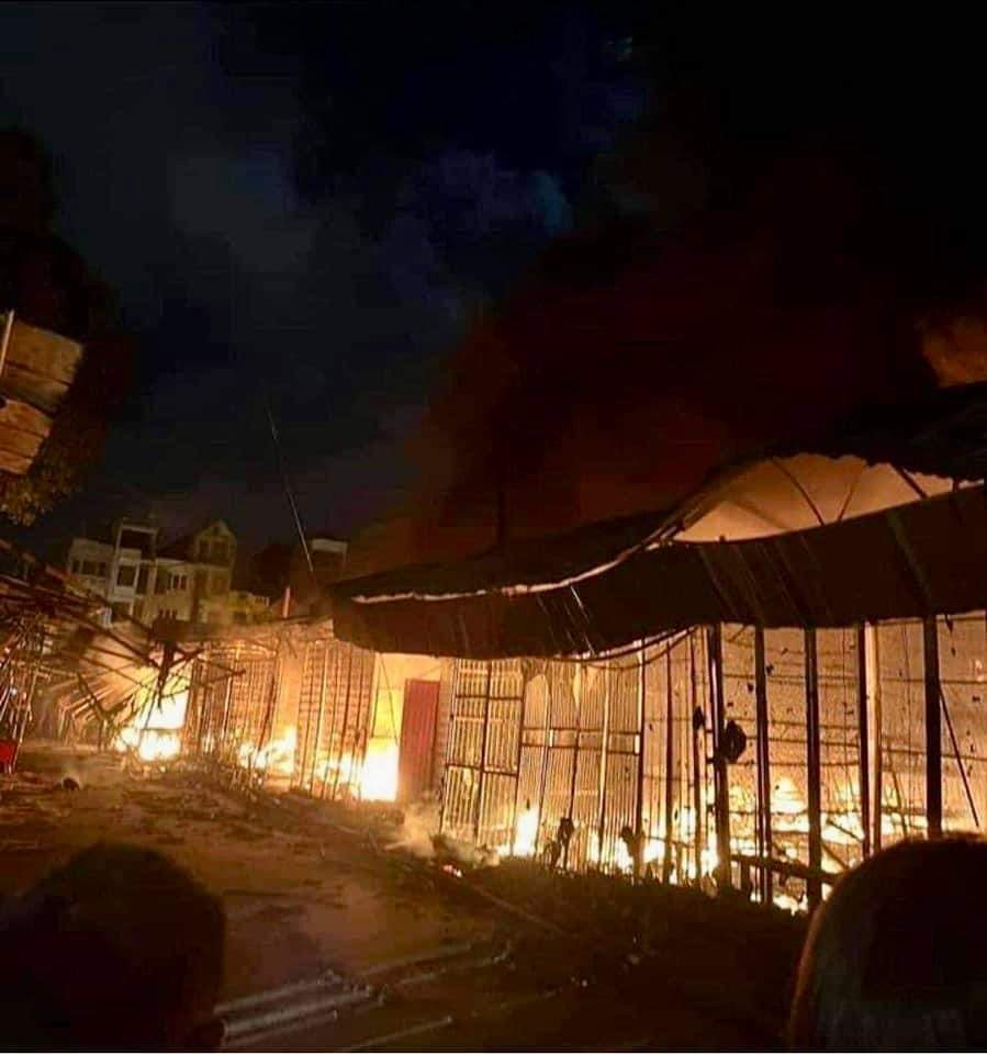 Bắc Ninh: Cháy lớn ở chợ Đọ Xá lúc rạng sáng  - Ảnh 2