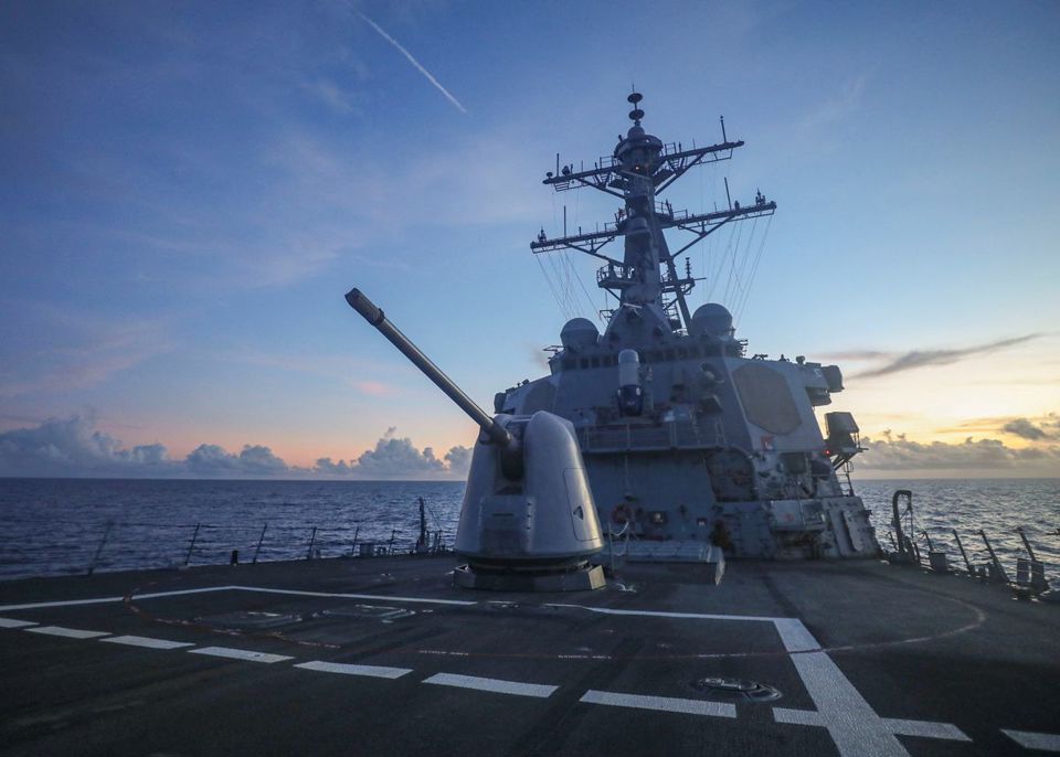 T&agrave;u khu trục t&ecirc;n lửa dẫn đường lớp Arleigh Burke USS Benfold. Ảnh: Reuters