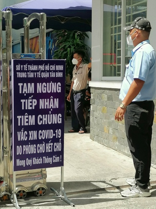 Trung t&acirc;m y tế quận T&acirc;n B&igrave;nh ti&ecirc;m v&agrave;o buổi s&aacute;ng thường hết chỗ