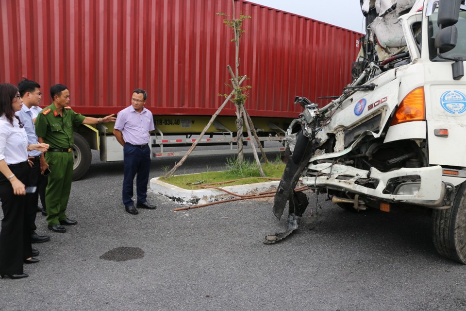 Đo&agrave;n c&ocirc;ng t&aacute;c kiểm tra phương tiện g&acirc;y tai nạn giao th&ocirc;ng.