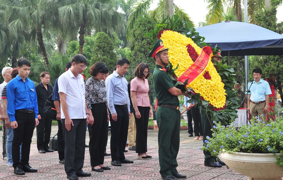 Đo&agrave;n đại biểu quận Ho&agrave;n Kiếm do&nbsp; Ph&oacute; B&iacute; thư Quận ủy, Chủ tịch UBND quận Ho&agrave;n Kiếm Phạm Tuấn Long dẫn đầu d&acirc;ng hương tưởng niệm c&aacute;c anh h&ugrave;ng liệt sỹ tại Nghĩa trang liệt sỹ Nhổn - H&agrave; Nội