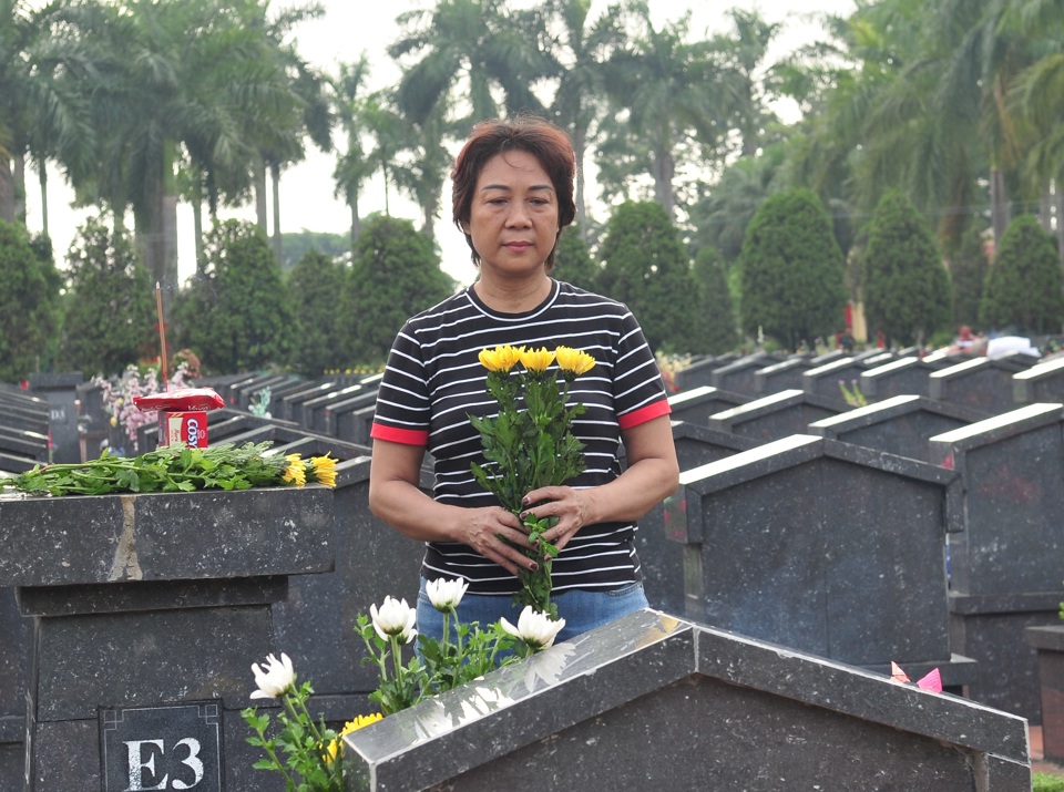 B&agrave; Ng&ocirc; Thị Phương (phường Đồng Xu&acirc;n, quận Ho&agrave;n Kiếm) x&uacute;c động tưởng nhớ đến người anh ruột hy sinh trong cuộc kh&aacute;ng chiến chống mỹ đ&uacute;ng năm 1975 khi cận kề h&ograve;a b&igrave;nh