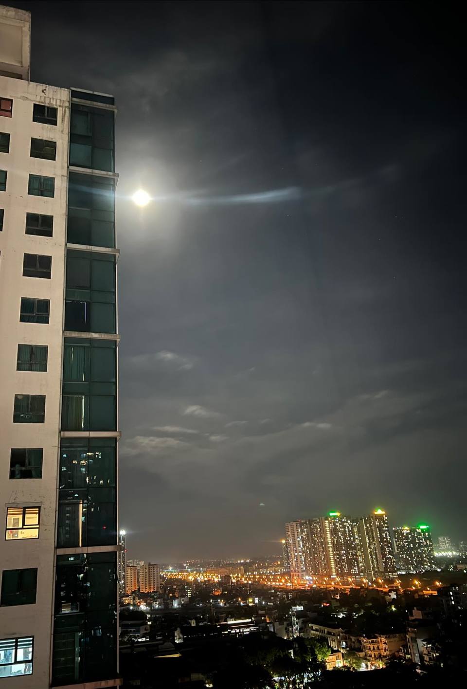 Si&ecirc;u trăng được chụp từ một chung cư của H&agrave; Nội. Ảnh: FB