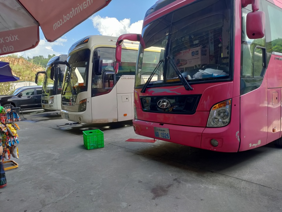 D&agrave;n xe kh&aacute;ch Inter Bus Lines tập hợp tại trạm dừng nghỉ