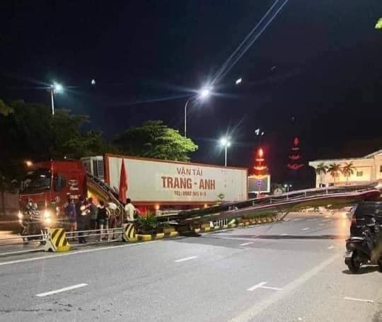 Xe container đâm đổ sập cổng chào trung tâm TP Thái Bình - Ảnh 1