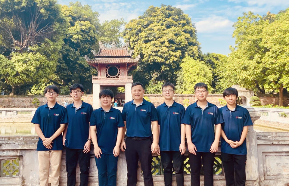 Các thành viên đội IMO Việt Nam 2022 chụp ảnh lưu niệm cùng trưởng đoàn