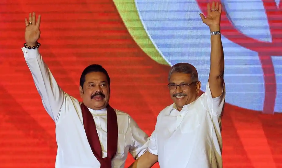 Mahinda v&agrave; Gotabaya Rajapaksa tại một sự kiện năm 2019. Ảnh: AP
