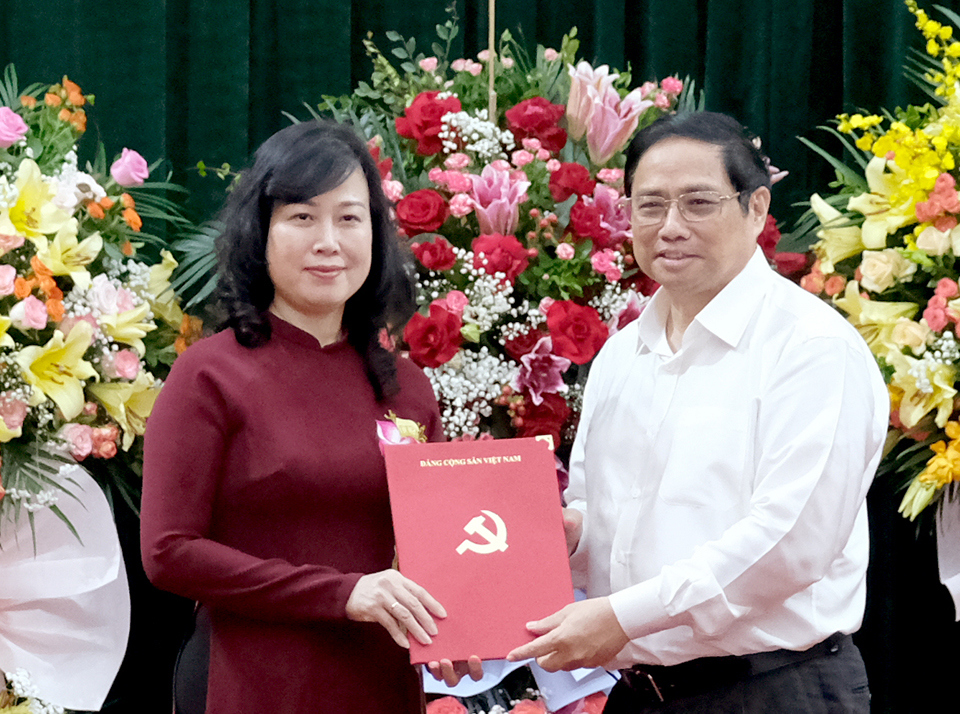 Thủ tướng Phạm Minh Ch&iacute;nh trao quyết định cho Quyền Bộ trưởng Bộ Y tế&nbsp; Đ&agrave;o Hồng Lan. Ảnh: Trần Minh