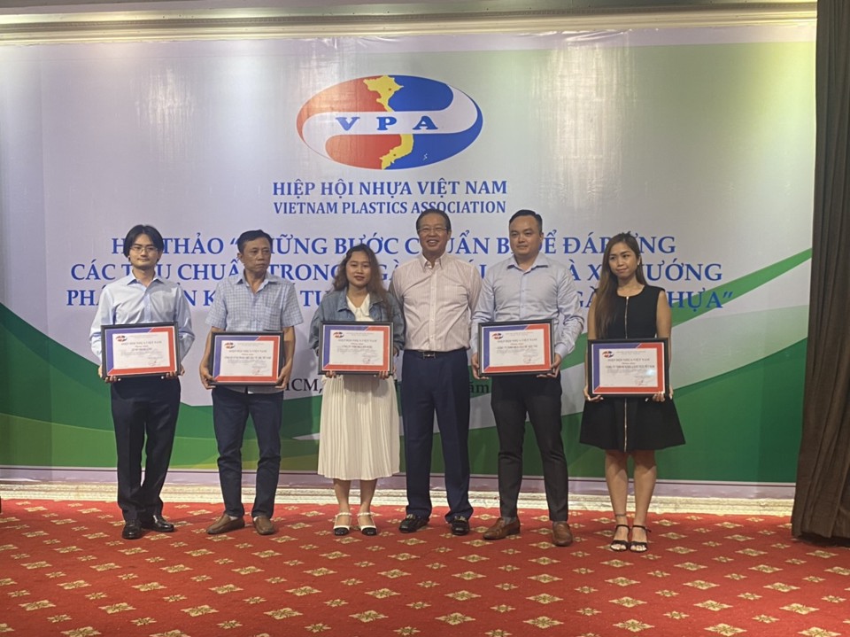Chủ tịch Hiệp hội Nhựa Việt Nam Hồ Đức Lam (giữa) trao giấy chứng nhận cho hội vi&ecirc;n mới